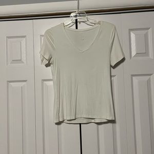 3/$12 🎉 WhiteV-neck